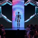 Le patron de Tesla, Elon Musk, présente le robot humanoïde Optimus