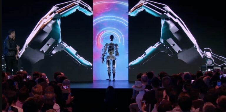 Le patron de Tesla, Elon Musk, présente le robot humanoïde Optimus
