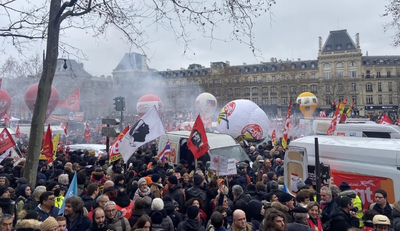 des manifestations ont éclaté en réponse à la réforme des retraites du président Emmanuel Macron