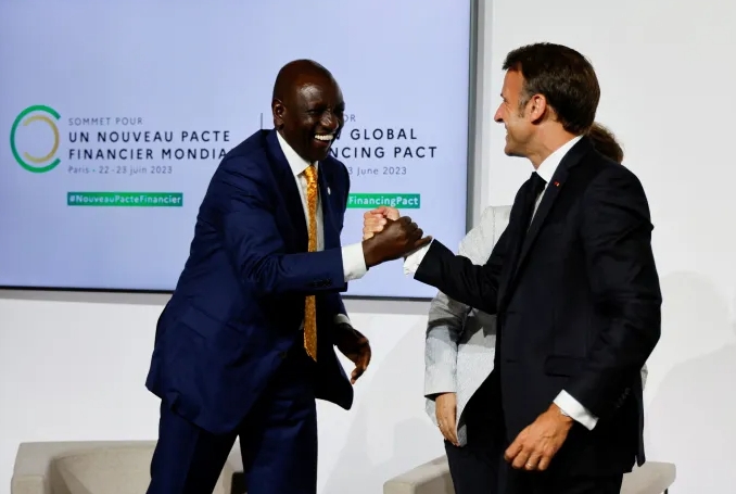 Le président français Emmanuel Macron et le président kényan William Ruto se serrent la main lors du sommet du nouveau pacte financier mondial au Palais Brongniart à Paris, en France, le 22 juin 2023