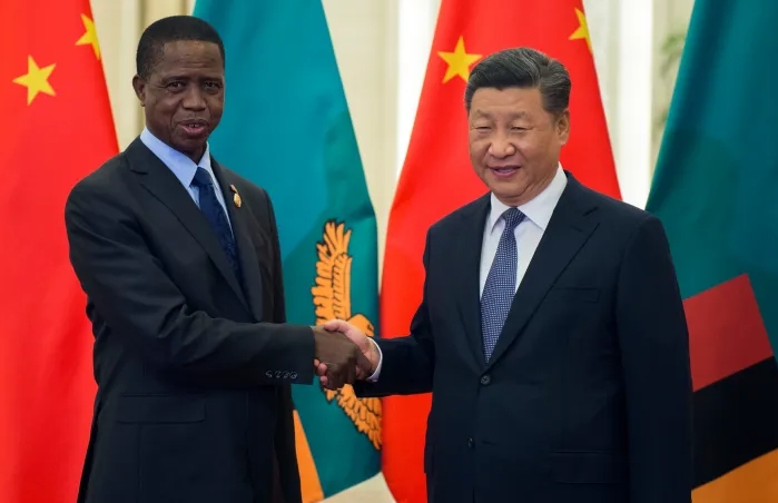 Le président zambien Edgar Lungu, à gauche, serre la main du président chinois Xi Jinping, avant leur rencontre à Pékin, en Chine, le samedi 1er septembre 2018