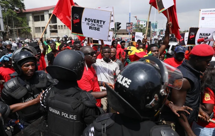 Des manifestants défilent lors d'une manifestation contre la dépréciation de la monnaie cedi du Ghana, à Accra, au Ghana, le 5 novembre 2022